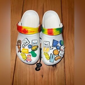 CROCS unisex white men's 6 / women's 8. Tie dye Strap and Fun Charms